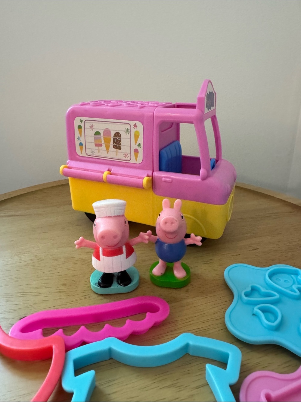 Peppa Pig Play-Doh Bundle with Ice Cream Truck and George and Peppa Figurines